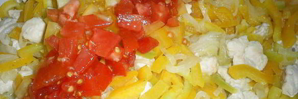 сытный омлет с овощами и курицей