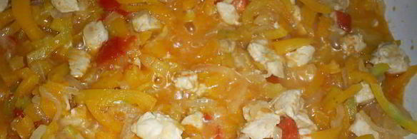 сытный омлет с овощами и курицей