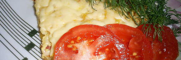 сытный омлет с овощами и курицей