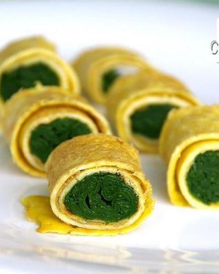 Японский ролл-омлет со шпинатом