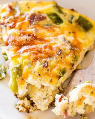 Запеченный омлет с сосисками и овощами