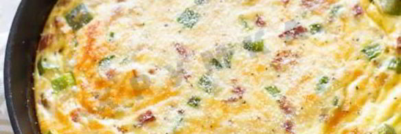 запеченный омлет с сосисками и овощами