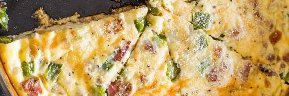 запеченный омлет с сосисками и овощами