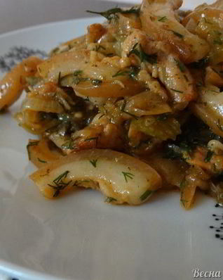 Острая закуска из свиных шкурок тушеные в пиве