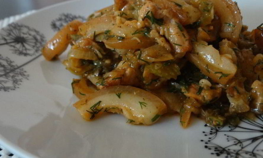 Рецепт острой закуски из свиных шкурок тушеные в пиве