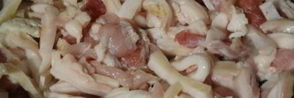 острая закуска из свиных шкурок тушеные в пиве