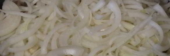 острая закуска из свиных шкурок тушеные в пиве