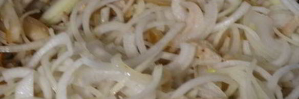 острая закуска из свиных шкурок тушеные в пиве