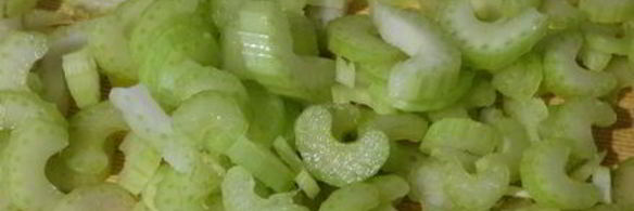 острая закуска из свиных шкурок тушеные в пиве