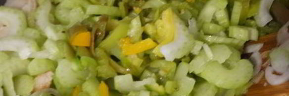 острая закуска из свиных шкурок тушеные в пиве