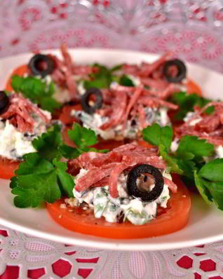 Помидоры с фетой и копченой колбасой