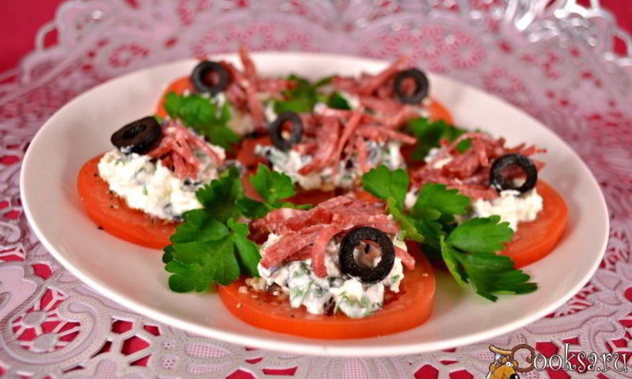 Рецепт помидоров с фетой и копченой колбасой
