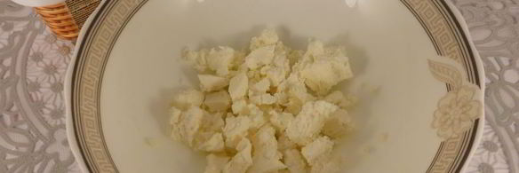 помидоры с фетой и копченой колбасой