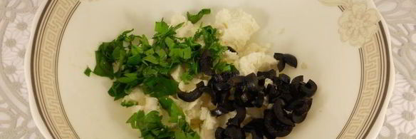 помидоры с фетой и копченой колбасой