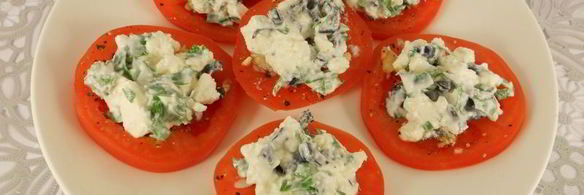 помидоры с фетой и копченой колбасой