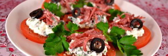 помидоры с фетой и копченой колбасой