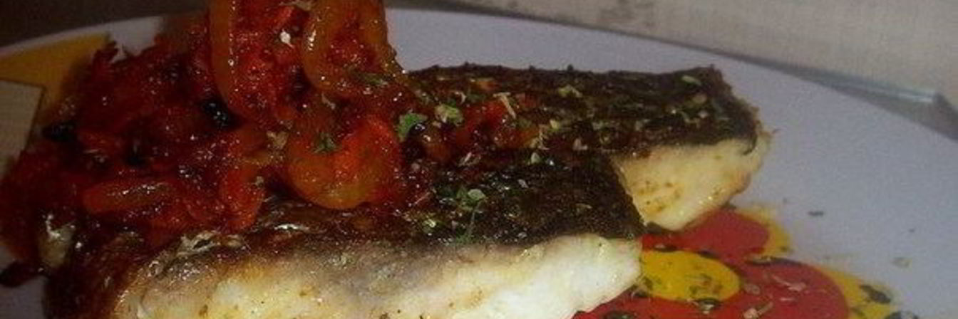 Пряная маринованная рыба с овощами