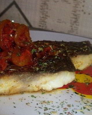 Пряная маринованная рыба с овощами