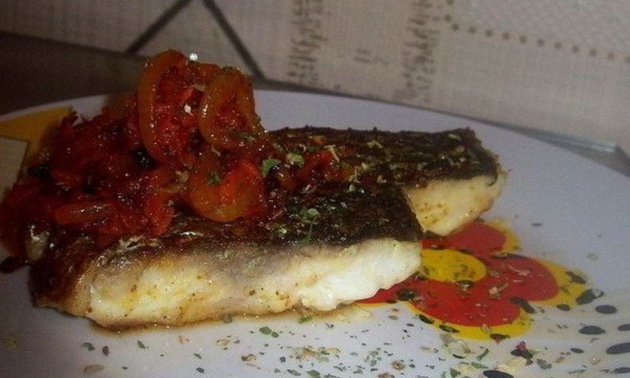 Рецепт пряной маринованной рыбы с овощами