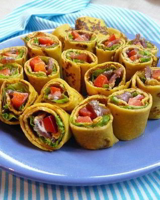 Блинные рулетики из тыквы с копченостями и йогуртом