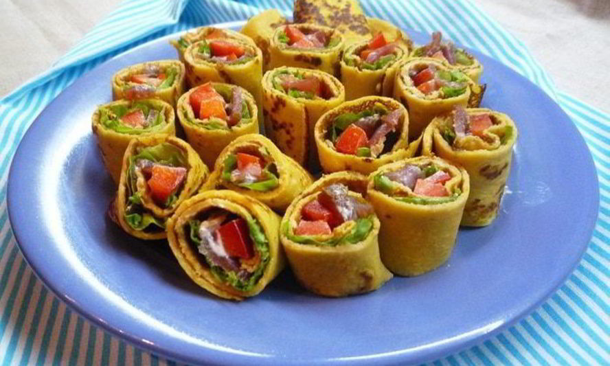 Рецепт блинных рулетиков из тыквы с копченостями и йогуртом