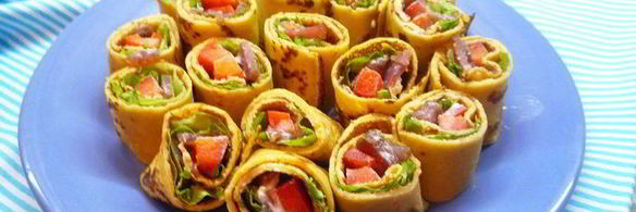 блинные рулетики из тыквы с копченостями и йогуртом