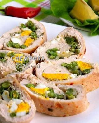 Куриный рулет со спаржевой фасолью, яйцом и сыром Джюгас