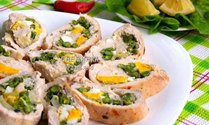 Рецепт куриного рулета со спаржевой фасолью, яйцом и сыром джюгас