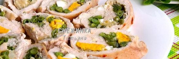 куриный рулет со спаржевой фасолью, яйцом и сыром джюгас