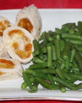 Куриные рулетики с курагой и сыром