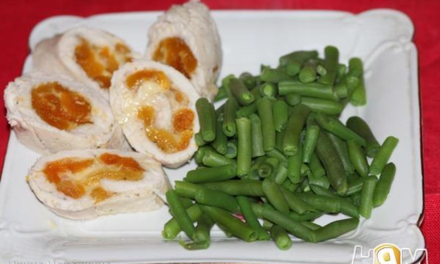 Рецепт куриных рулетиков с курагой и сыром