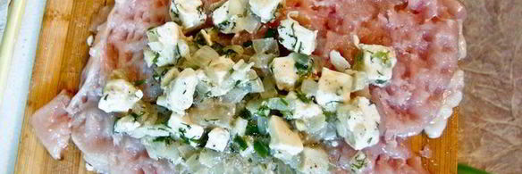 куриные рулетики с сыром фета и ароматной заправкой