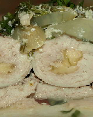 Куриные рулеты с сыром, запеченные с луком, зеленью и сливками