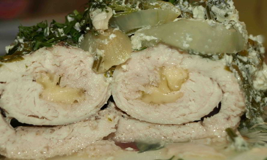 Рецепт куриных рулетов с сыром, запеченные с луком, зеленью и сливками