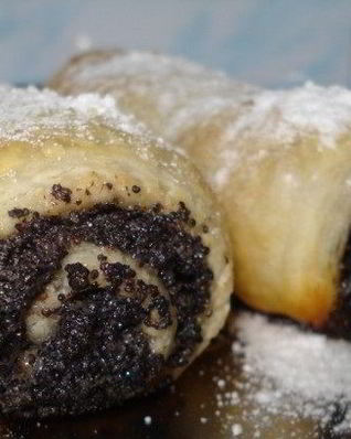 Маковый рулет из слоеного теста