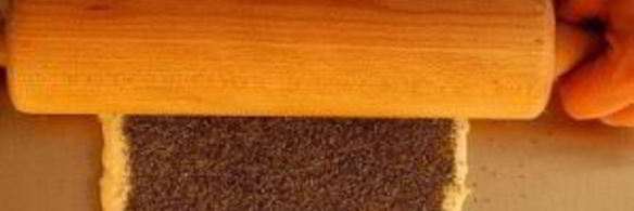 маковый рулет из слоеного теста