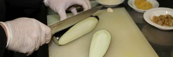 манелла — запеченные рулеты из баклажанов