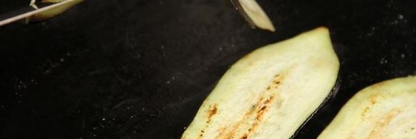 манелла — запеченные рулеты из баклажанов