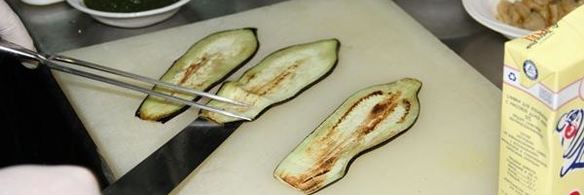 манелла — запеченные рулеты из баклажанов