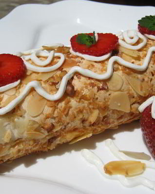 Меренговый рулет с клубникой