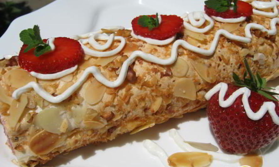 Рецепт меренгового рулета с клубникой