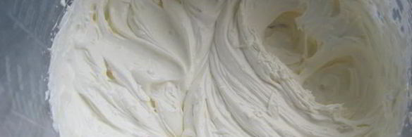 меренговый рулет с клубникой