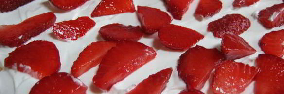 меренговый рулет с клубникой