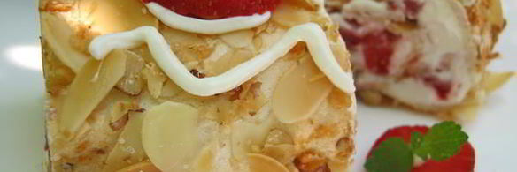 меренговый рулет с клубникой