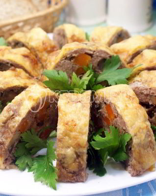 Мясной рулет с грибами и сыром
