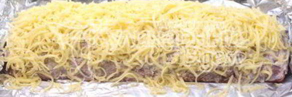 мясной рулет с грибами и сыром