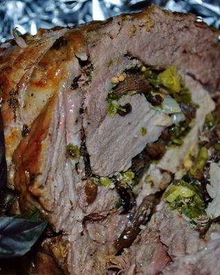 Мясной рулет с грибами и зеленью