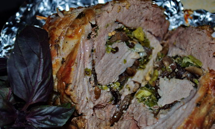 Рецепт мясного рулета с грибами и зеленью