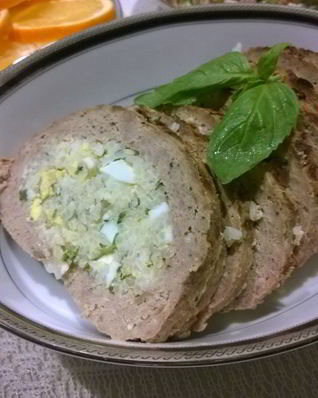 Мясной рулет с рисом и яйцами