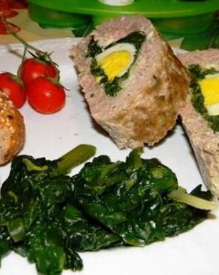 Мясной рулет с вареными яйцами